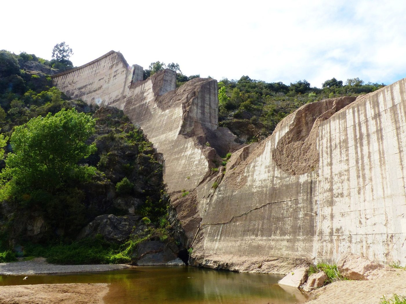 Vestiges éventrés du barrage de Malpasset dans la vallée du Reyran, près de Fréjus