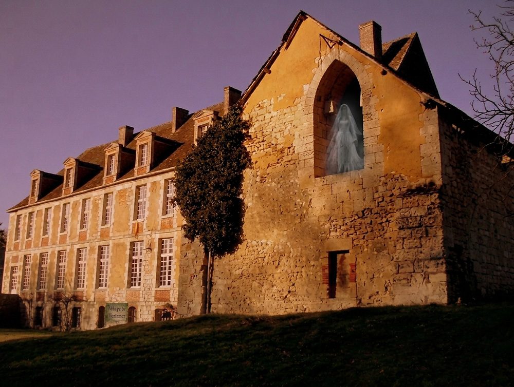 Les ruines gothiques de l'abbaye de Mortemer, dans la forêt normande, enveloppées de brume au crépuscule