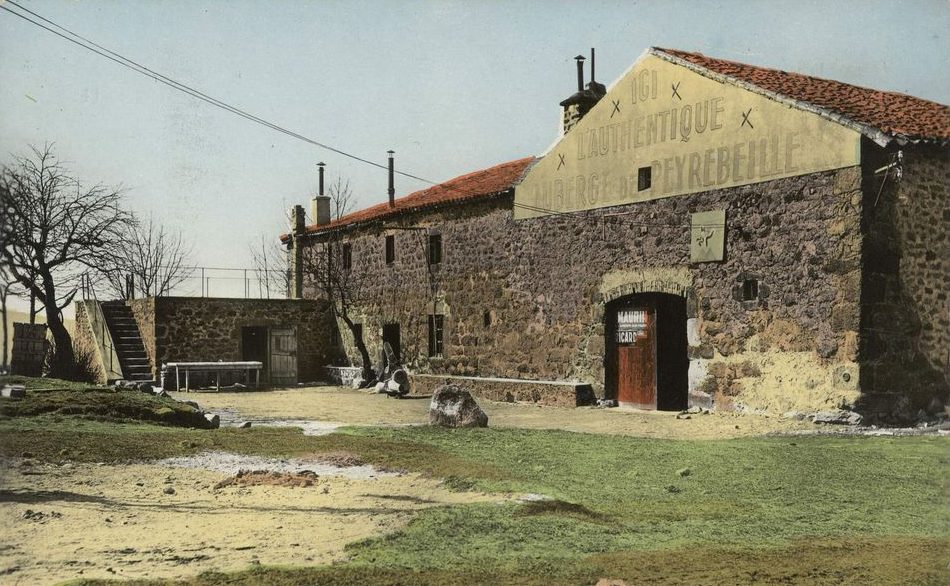 La façade austère de l'Auberge de Peyrebeille, dite Auberge Rouge, sur le plateau ardéchois, lieu de crimes présumés au XIXe siècle