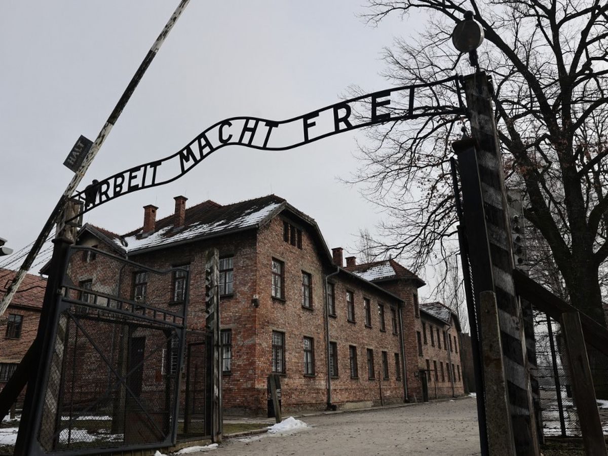 L'entrée du camp d'Auschwitz-Birkenau, lieu de mémoire de la Shoah en Pologne, sous un ciel gris