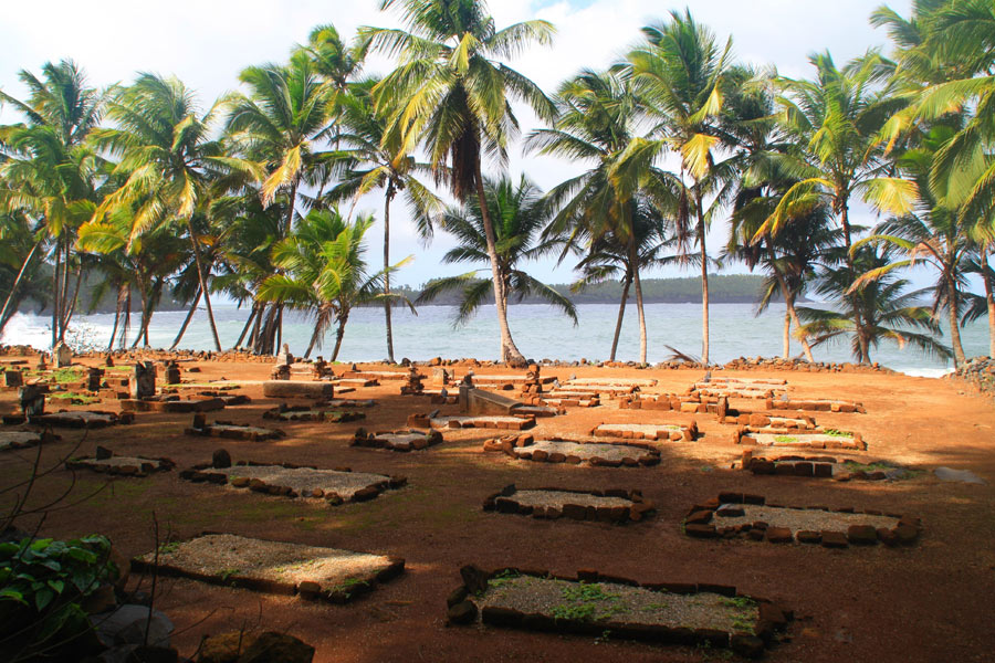 Vestiges du bagne sur les Îles du Salut, au large de la Guyane, avec l'Île du Diable en arrière-plan
