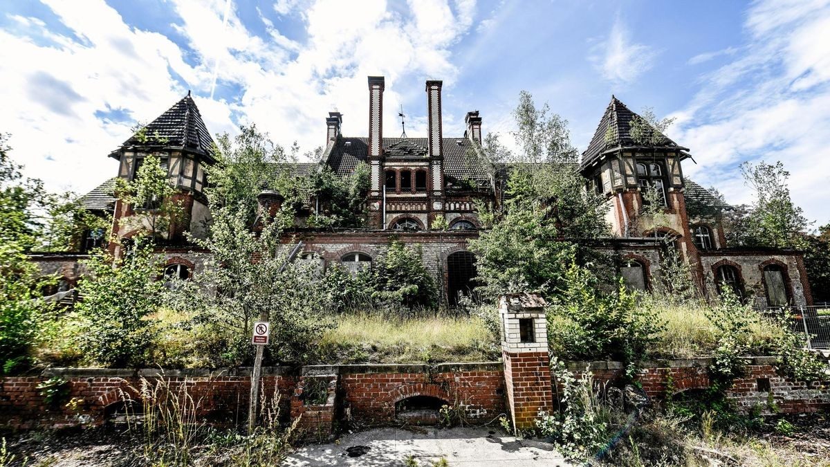 Un bâtiment abandonné et envahi par la végétation du sanatorium de Beelitz-Heilstätten, près de Berlin