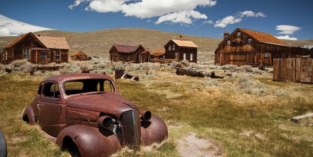 Les bâtiments de bois préservés de la ville fantôme de Bodie, ancienne cité de la ruée vers l'or en Californie