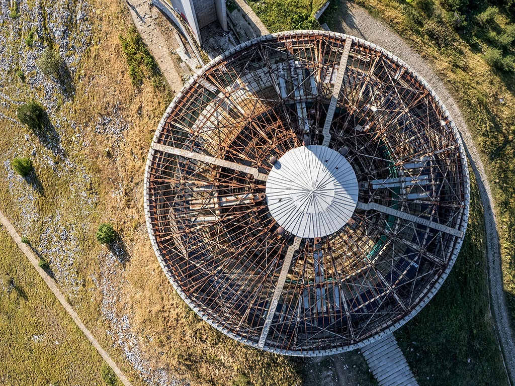 Le monument de Bouzloudja, immense structure brutaliste en forme de soucoupe volante, abandonné au sommet d'une montagne de Bulgarie