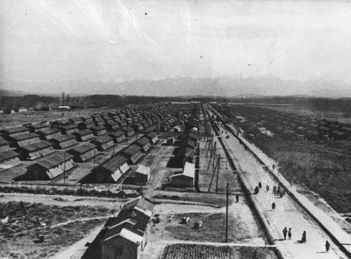 Le mémorial et la baraque reconstituée du camp d'internement de Gurs, dans le Béarn