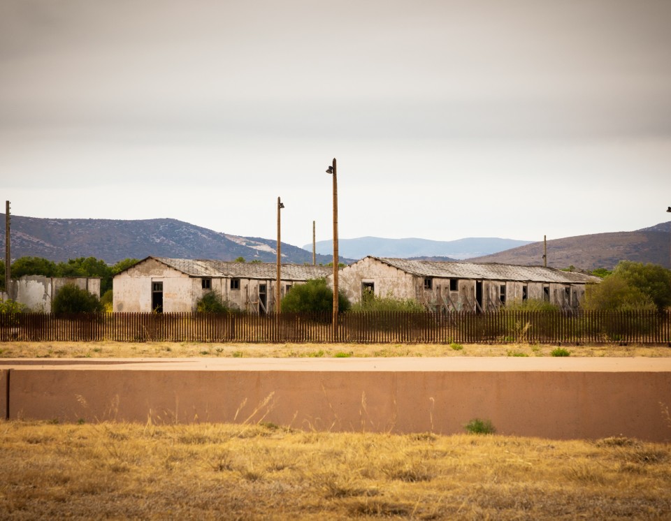 Le mémorial de béton du camp de Rivesaltes au milieu des vestiges des baraquements, près de Perpignan