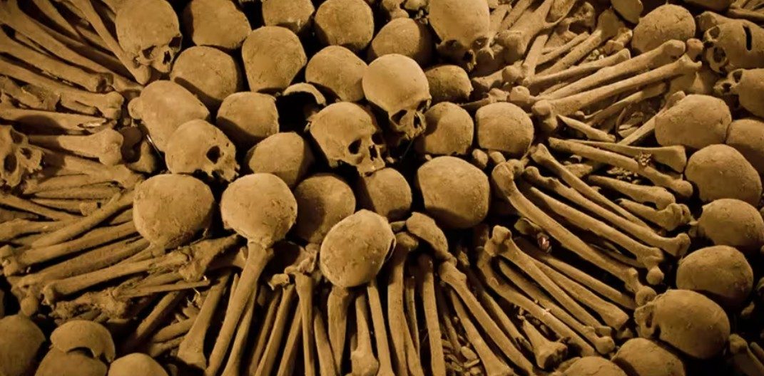 Les catacombes souterraines du couvent San Francisco à Lima, avec des ossements disposés en motifs géométriques