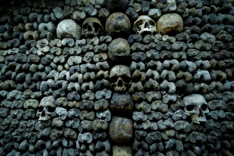 Galerie d'ossements dans les Catacombes de Paris