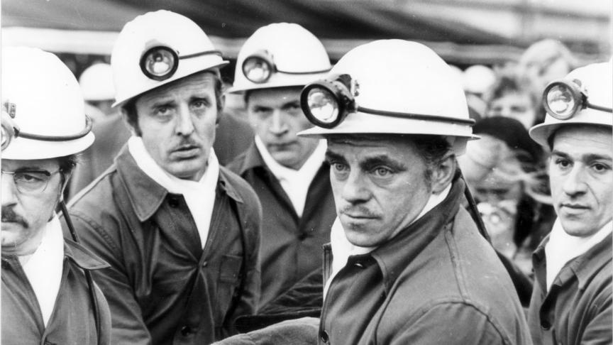 Un chevalement de mine du bassin minier du Nord-Pas-de-Calais, évoquant la catastrophe de Liévin de 1974