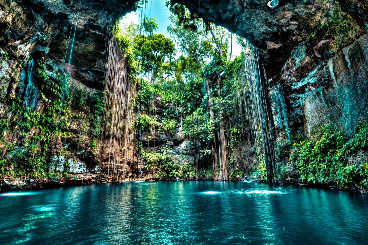 Le cénote sacré de Chichén Itzá, vaste puits naturel aux eaux vertes encadré de falaises de calcaire