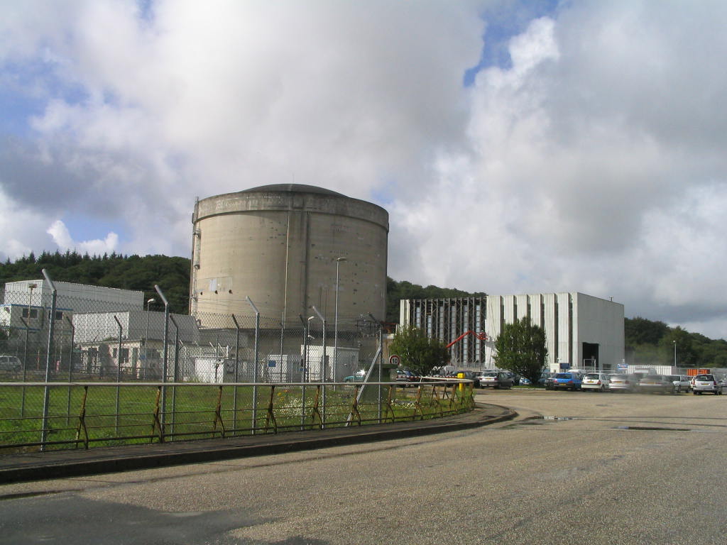 La centrale nucléaire de Brennilis en cours de démantèlement, au cœur des monts d'Arrée en Bretagne