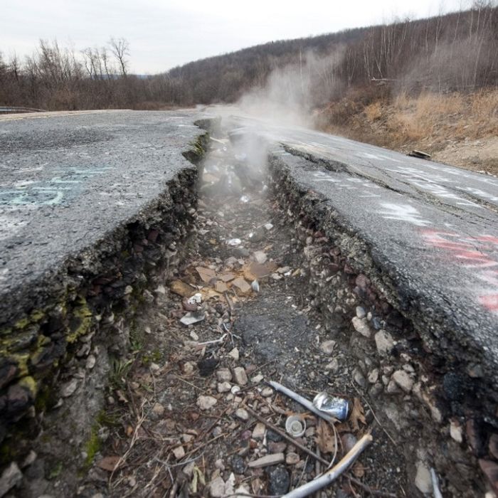 La route 61 fissurée et fumante de Centralia, ville de Pennsylvanie minée par un feu de charbon souterrain