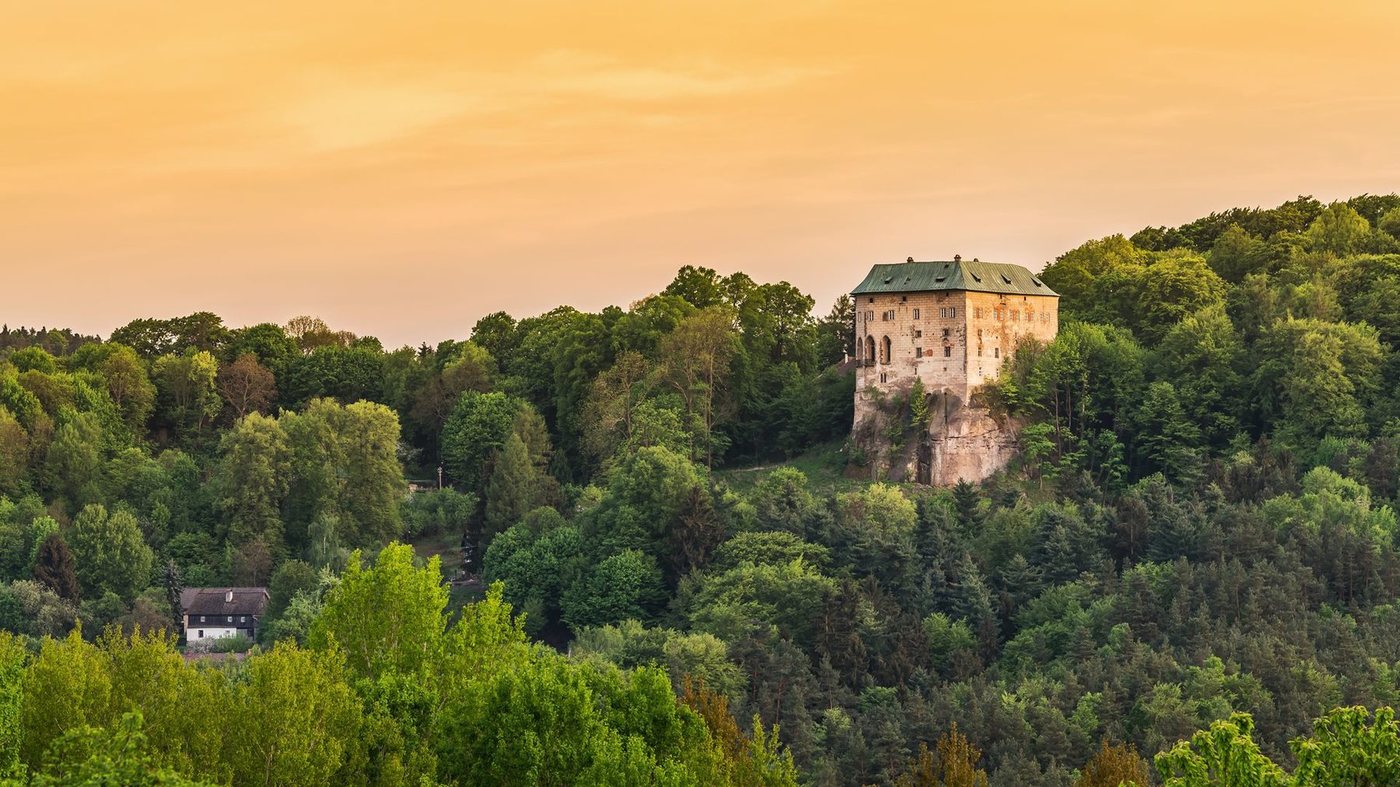 Le château gothique de Houska, isolé au milieu des forêts de Bohême, au nord de Prague