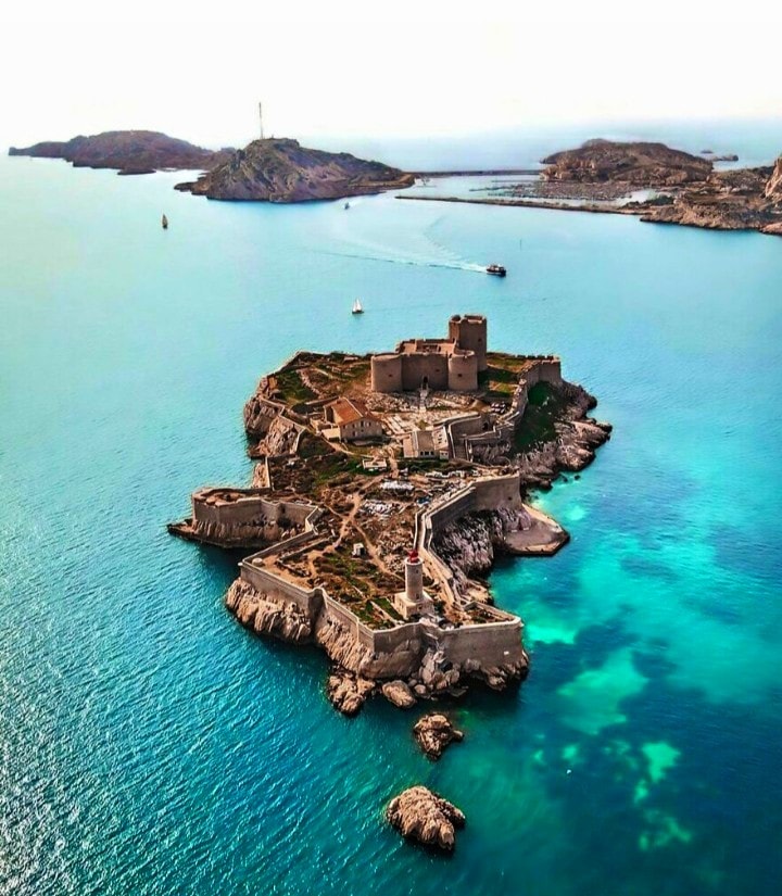 Le Château d'If, forteresse-prison sur son îlot rocheux au large de Marseille, sous un ciel méditerranéen