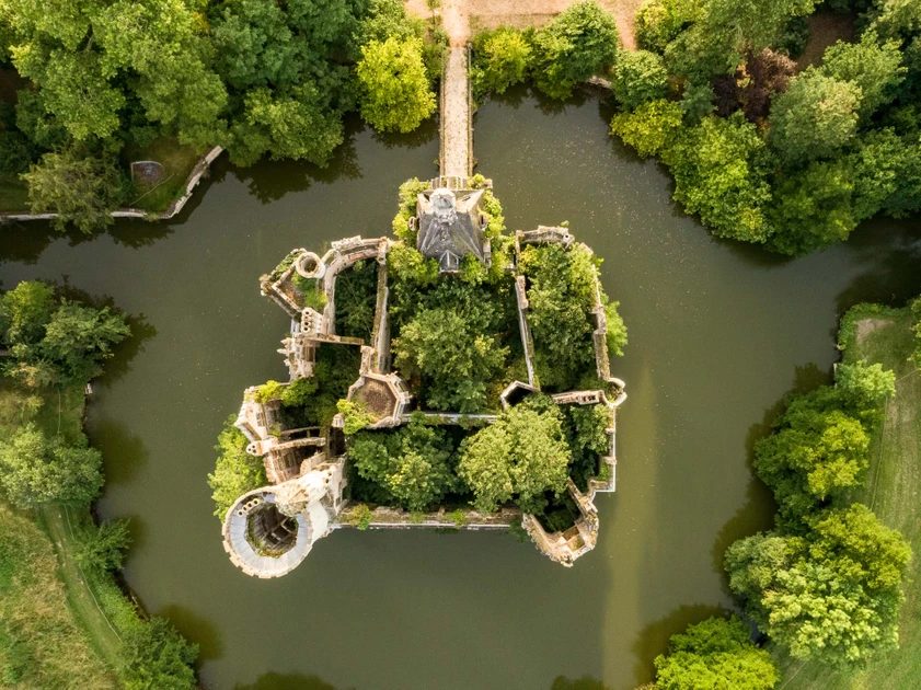 Le château de la Mothe-Chandeniers, ruine romantique envahie par la végétation et cernée de douves, dans la Vienne