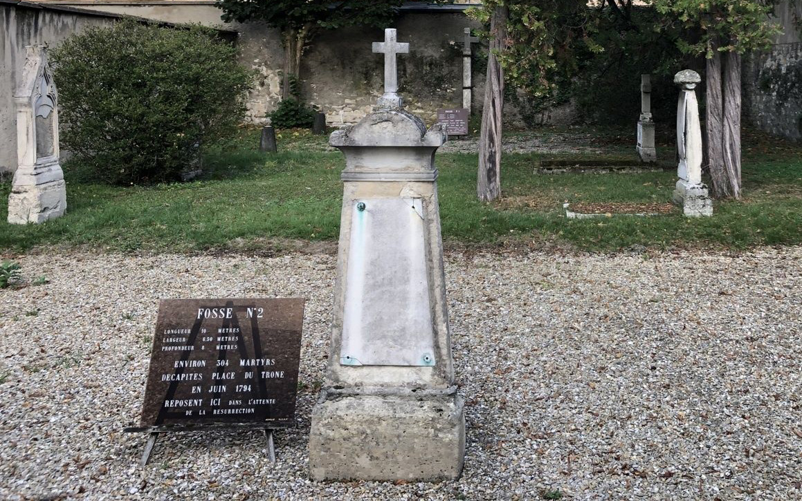 Le jardin et l'enclos des fosses communes du cimetière de Picpus, dans le 12e arrondissement de Paris