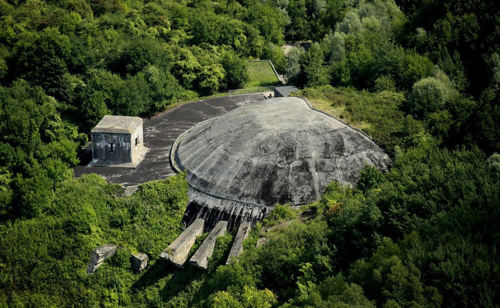 L'immense dôme de béton de La Coupole d'Helfaut, bunker nazi construit pour lancer des fusées V2 contre Londres
