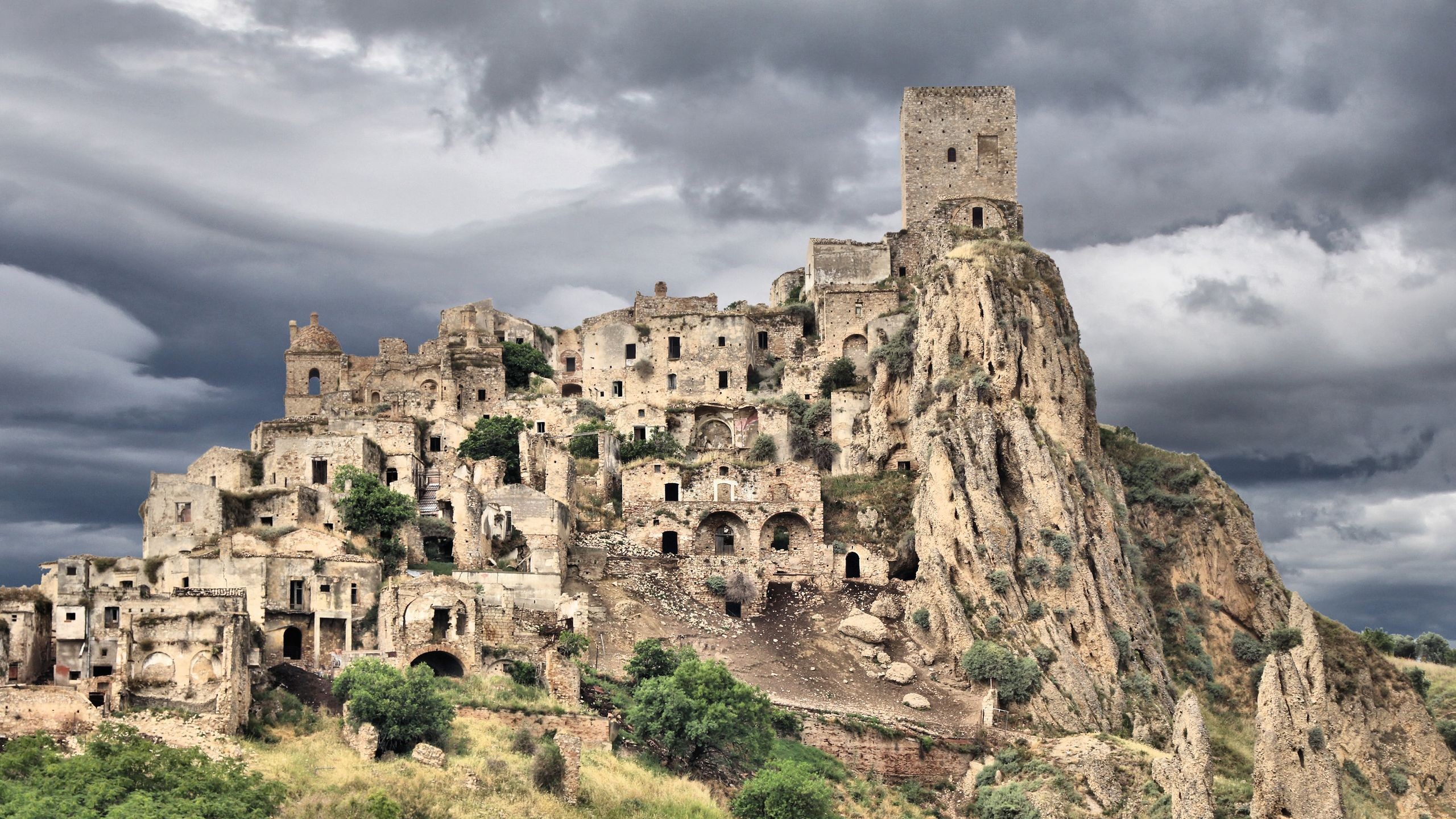 Le village fantôme de Craco perché sur sa colline d'argile, en Basilicate, dans le sud de l'Italie