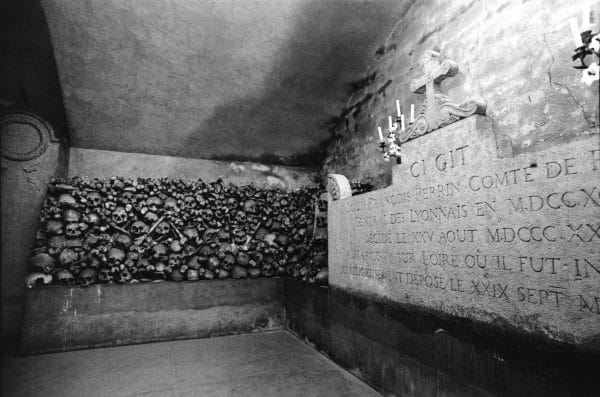 Crânes et ossements dans la crypte des Brotteaux à Lyon