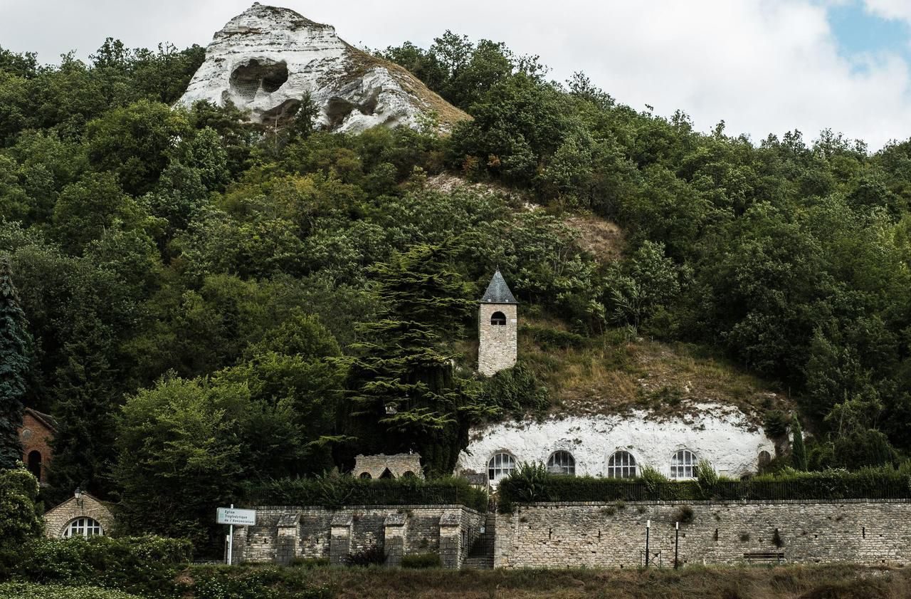 Le clocher de l'église troglodytique de Haute-Isle émergeant du plateau, au-dessus de la falaise de craie du Vexin