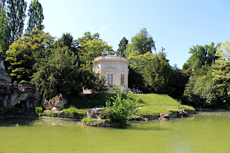 Le Petit Trianon et ses jardins à Versailles, cadre de la célèbre aventure paranormale de 1901