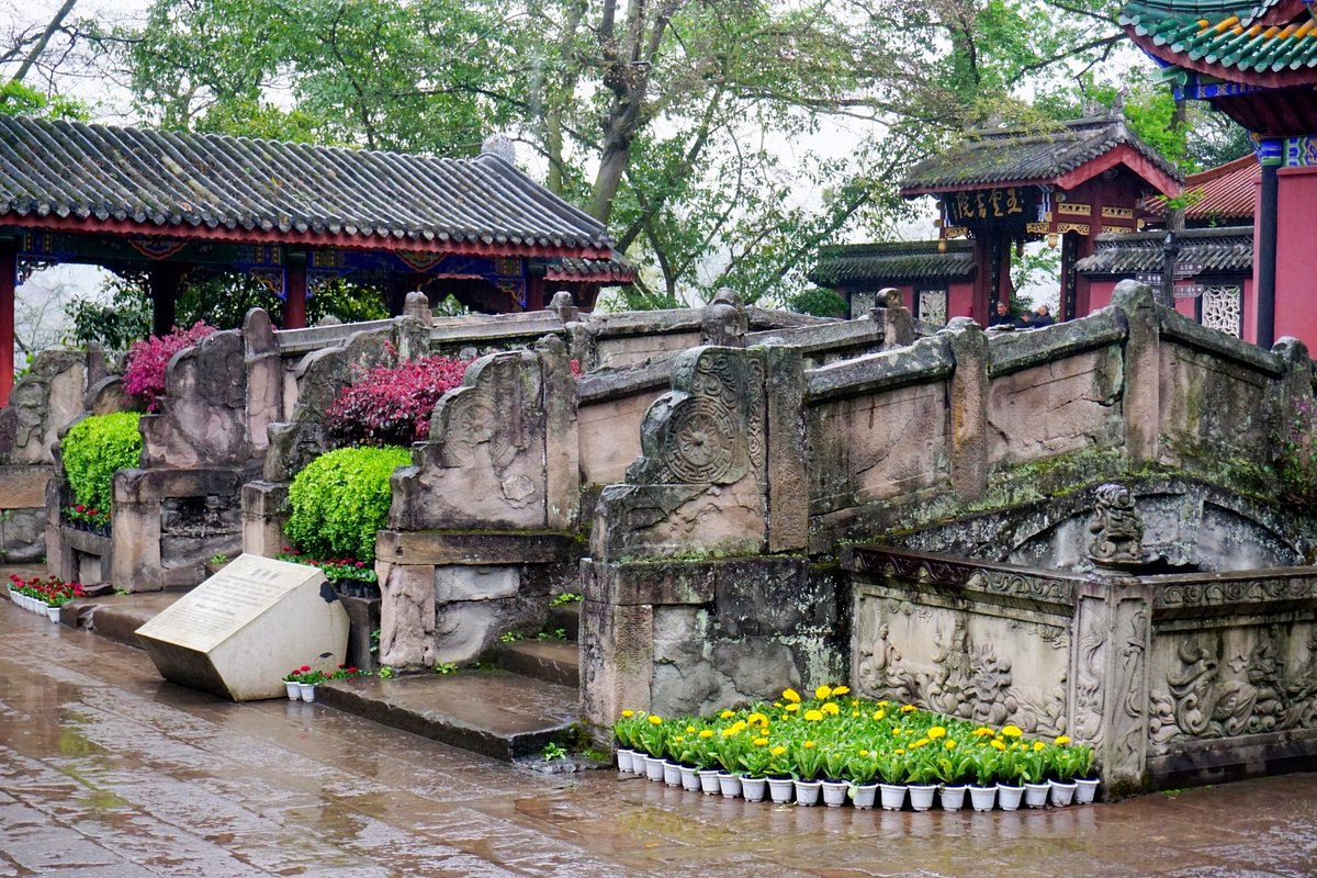 Temples et statues démoniaques colorées de la ville des fantômes de Fengdu, sur la montagne Mingshan en Chine