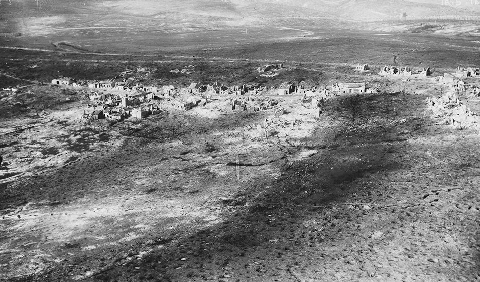 Vestiges symbolisés d'un village détruit de la Zone Rouge de Verdun, envahi par la forêt