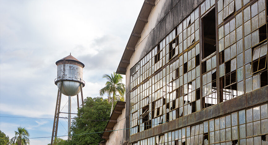 Bâtiments industriels abandonnés de Fordlândia envahis par la végétation, au bord du Rio Tapajós en Amazonie