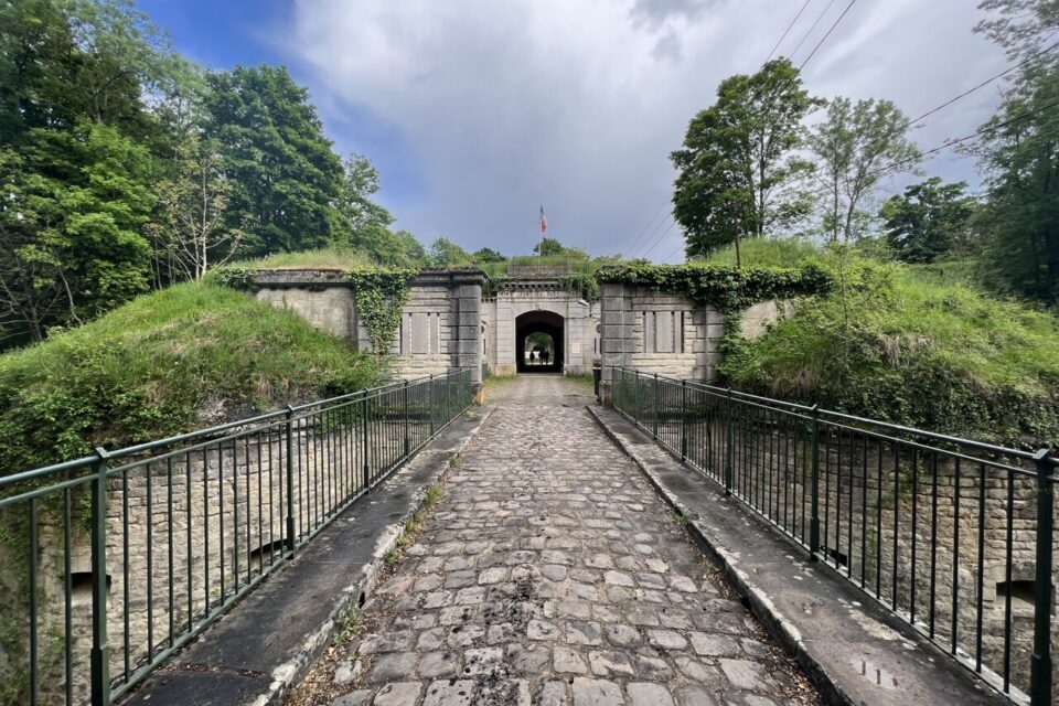 Les fossés et casemates de pierre du fort de Sucy, ancien fort militaire du XIXe siècle envahi par la végétation