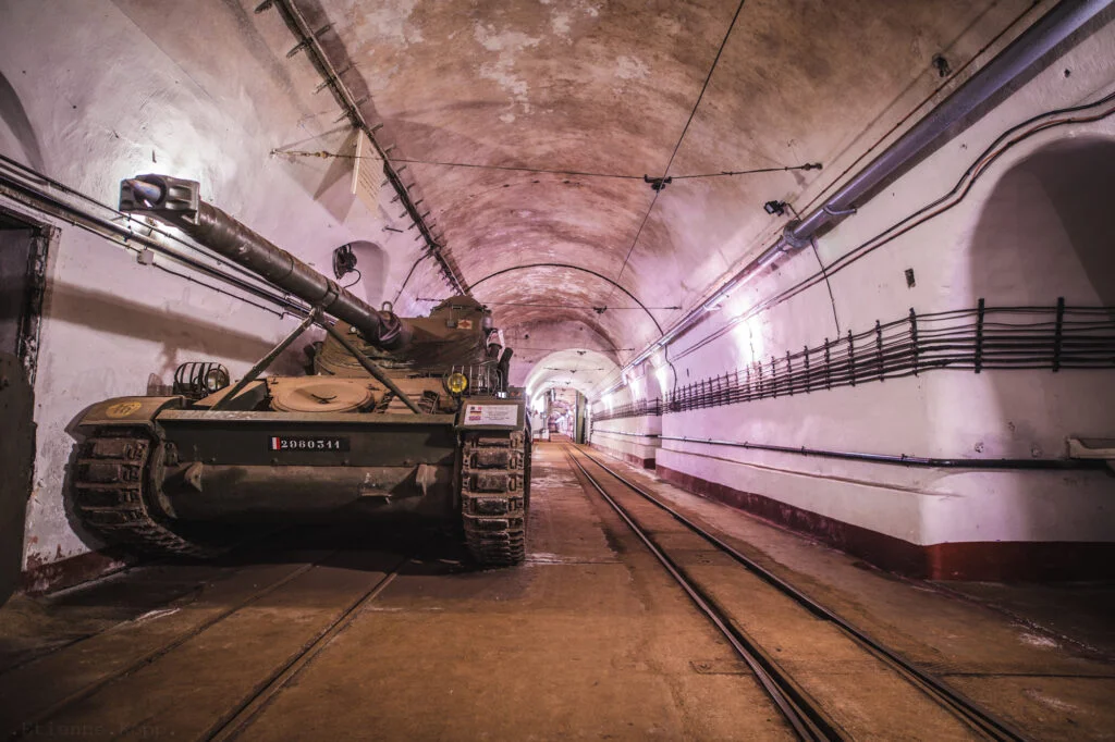 Une galerie souterraine du fort du Hackenberg, plus grand ouvrage de la ligne Maginot, avec son petit train électrique
