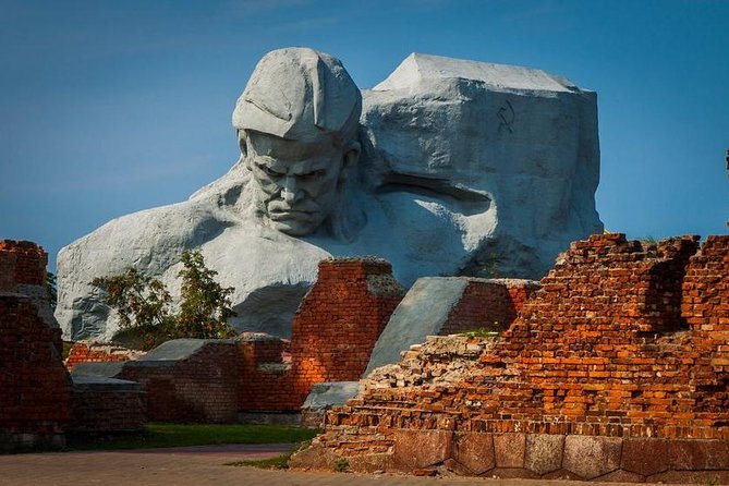 Le monument monumental « Courage » et les ruines de la forteresse de Brest en Biélorussie