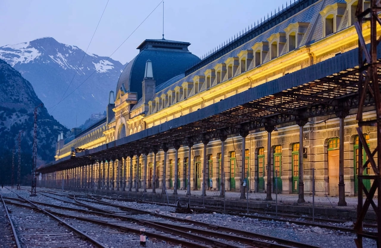 La monumentale gare internationale de Canfranc, longue façade Belle Époque au cœur des Pyrénées espagnoles