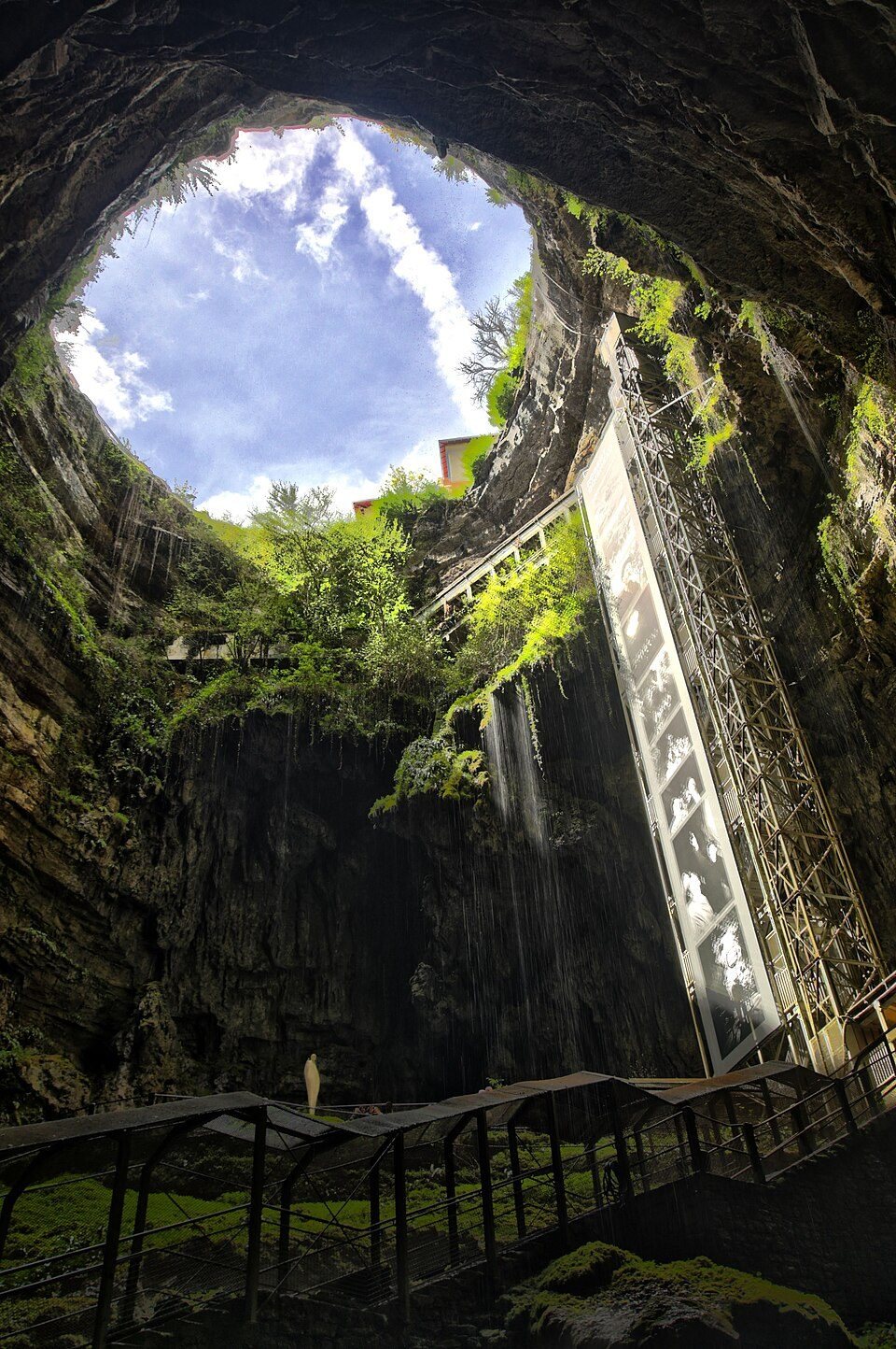 Le puits vertigineux du gouffre de Padirac s'ouvrant dans le causse du Lot, surnommé le Trou du Diable
