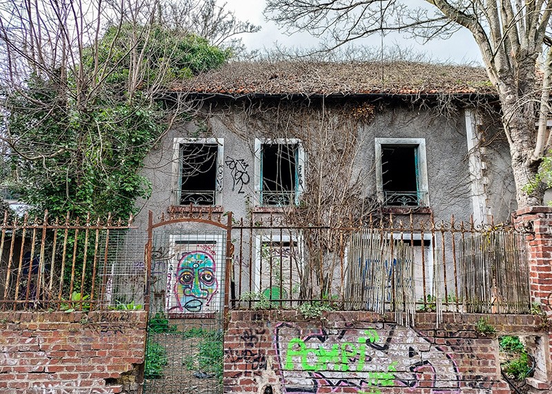 Ruelle déserte et maisons abandonnées du Vieux-Pays de Goussainville, sous les couloirs aériens de Roissy