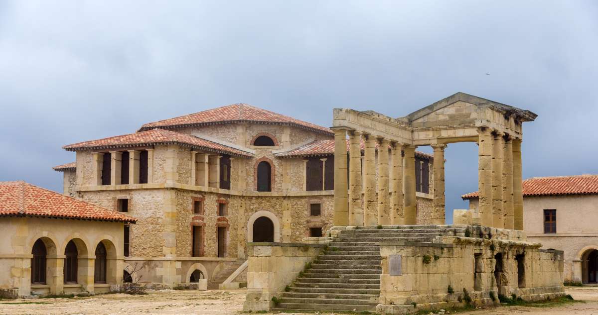 Les ruines de l'hôpital Caroline, ancien lazaret, sur l'île de Ratonneau au large de Marseille