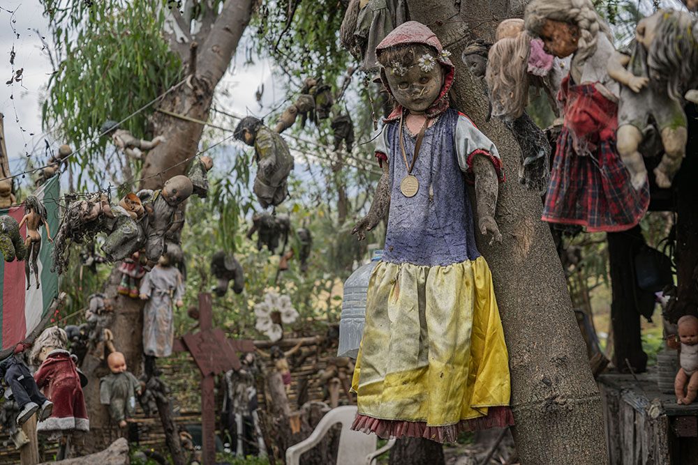 Des poupées mutilées et vieillies accrochées aux arbres de l'Isla de las Muñecas, dans les canaux de Xochimilco au Mexique