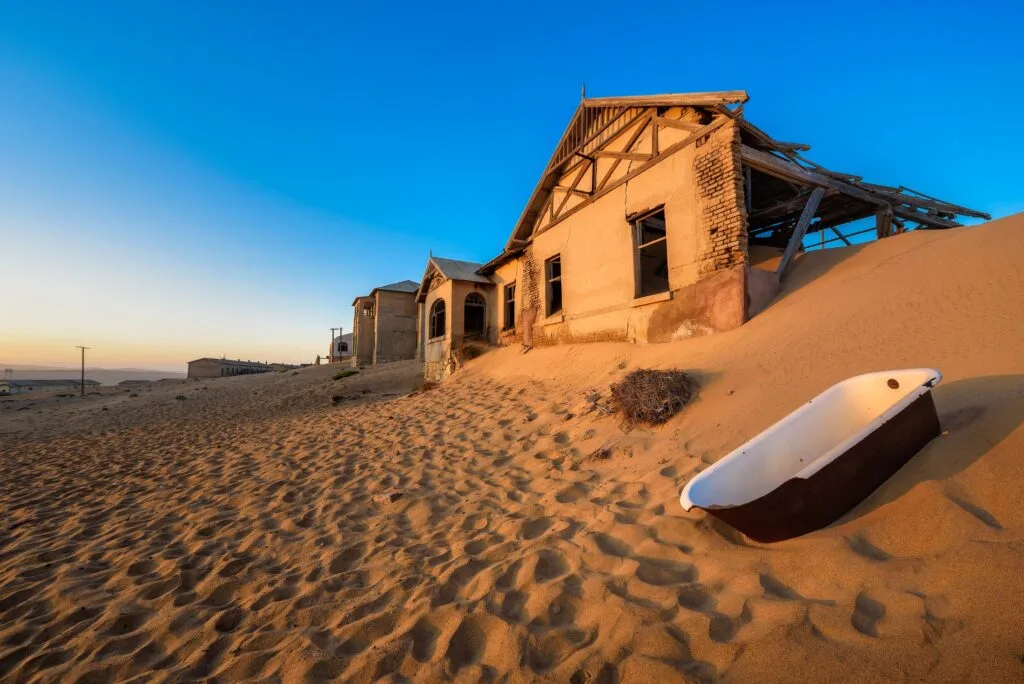 Une maison de Kolmanskop envahie par les dunes de sable du désert du Namib, en Namibie