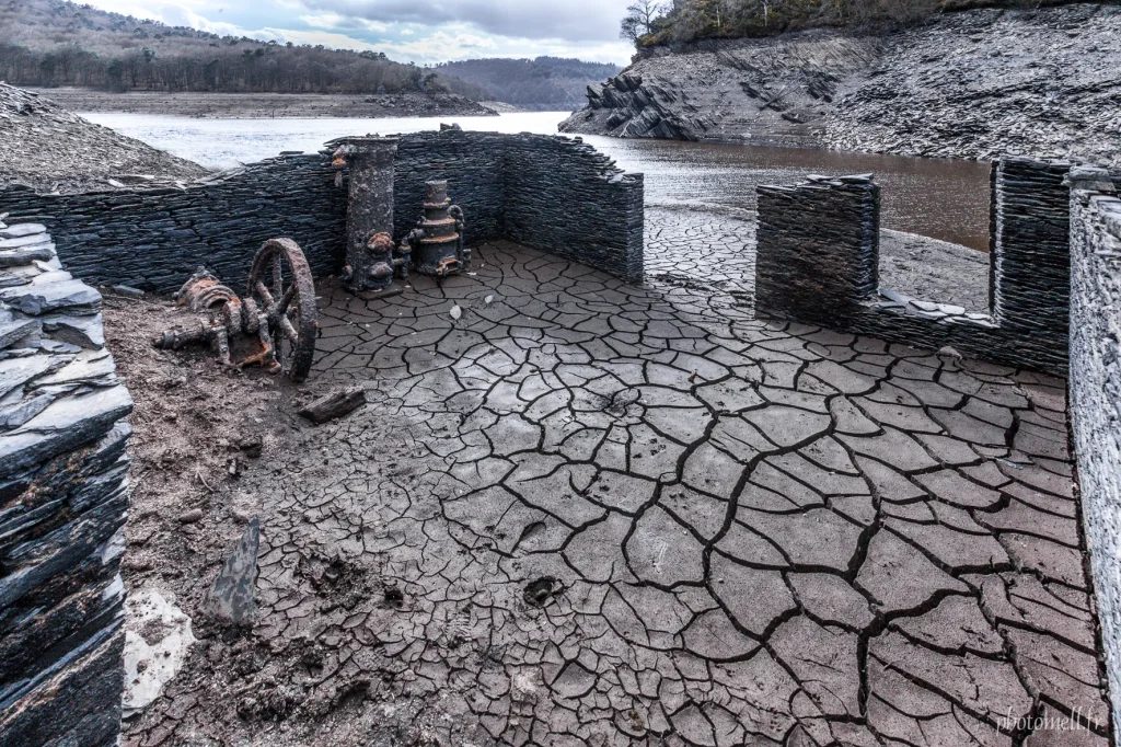 Le lac de Guerlédan en Bretagne, dont les eaux recouvrent une vallée engloutie révélée lors des assecs