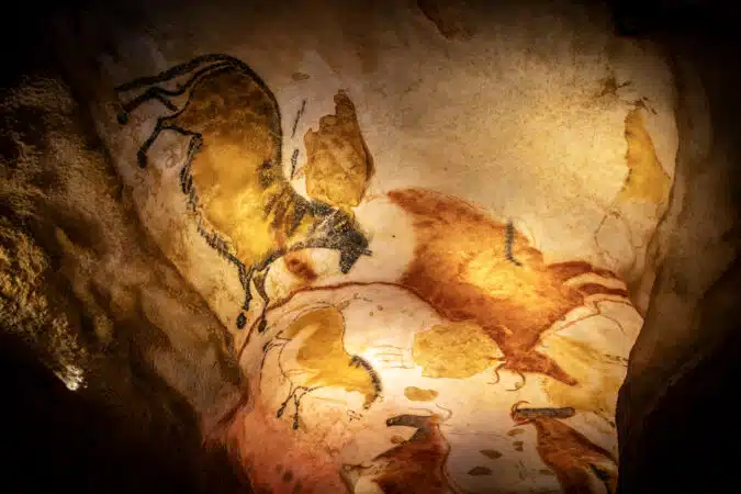 Les peintures rupestres de chevaux et taureaux de la grotte de Lascaux, chef-d'œuvre de l'art préhistorique en Dordogne