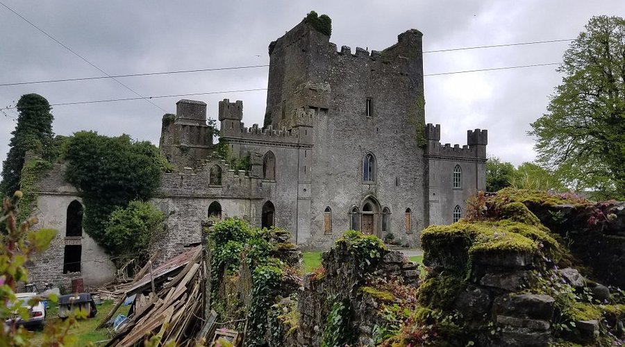 La silhouette massive de Leap Castle, forteresse irlandaise réputée la plus hantée du pays, sous un ciel gris