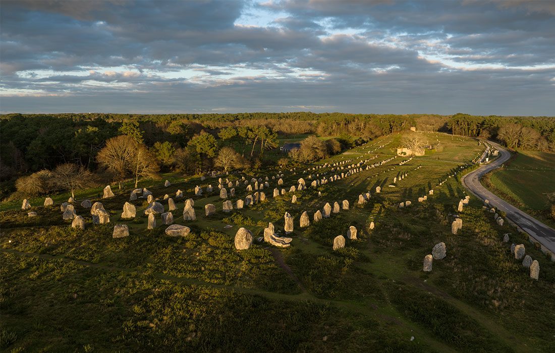 Rangées de menhirs alignés à perte de vue sur le site de Kermario, à Carnac