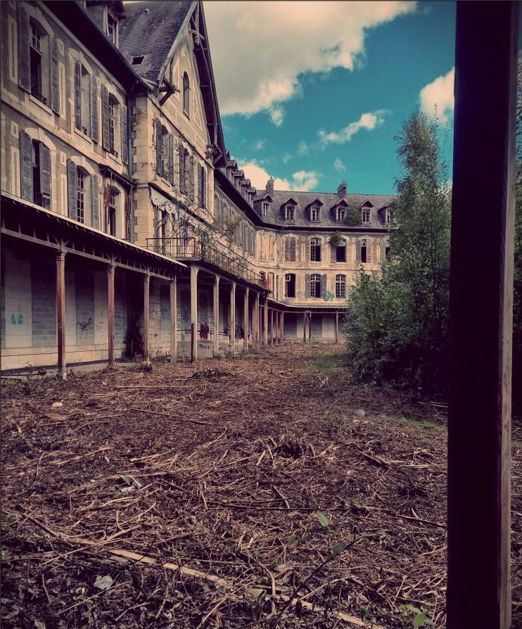 Un lieu abandonné de France envahi par la végétation, illustrant la sélection des plus beaux sites délaissés à visiter