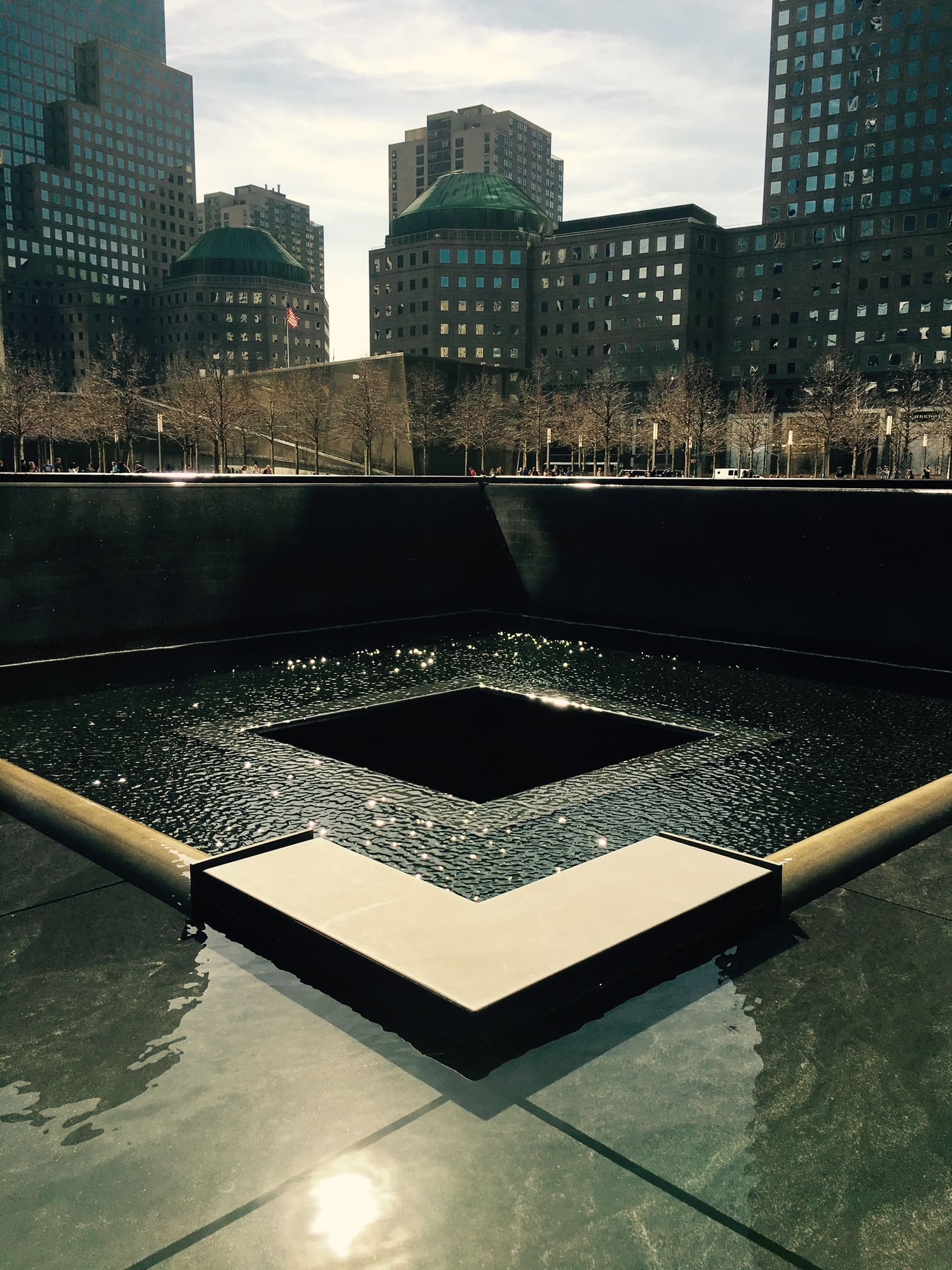 L'un des deux bassins du Mémorial du 11-Septembre, à l'emplacement d'une des Tours jumelles, à New York