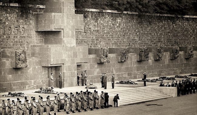 Le Mémorial de la France combattante au Mont-Valérien, à Suresnes, avec sa croix de Lorraine dédiée aux fusillés de la Résistance