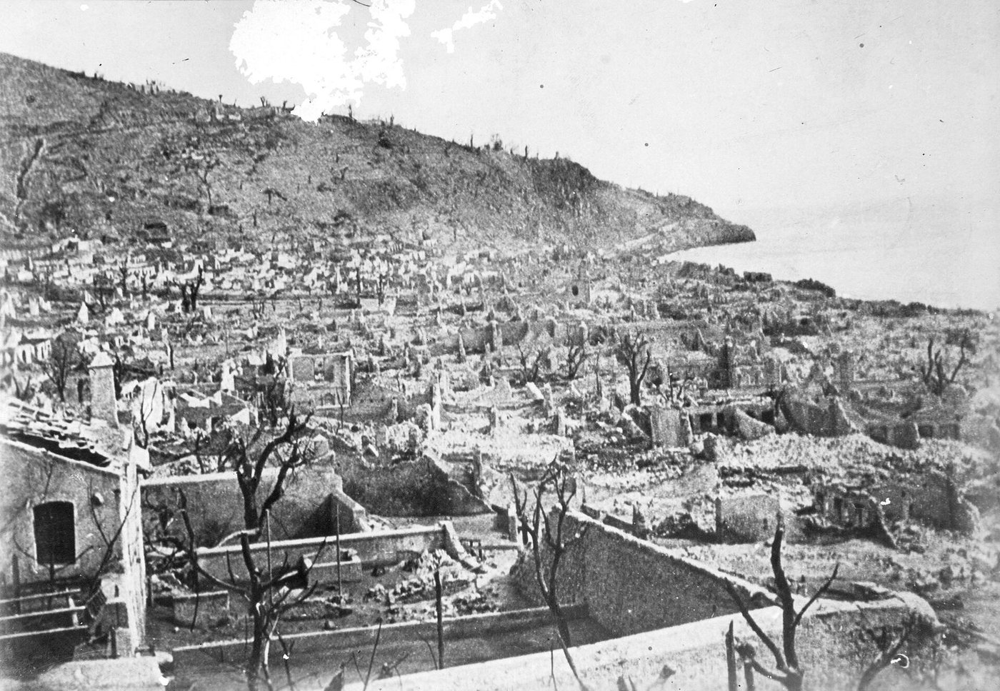 Les ruines du théâtre de Saint-Pierre en Martinique, détruit par la nuée ardente de la Montagne Pelée en 1902