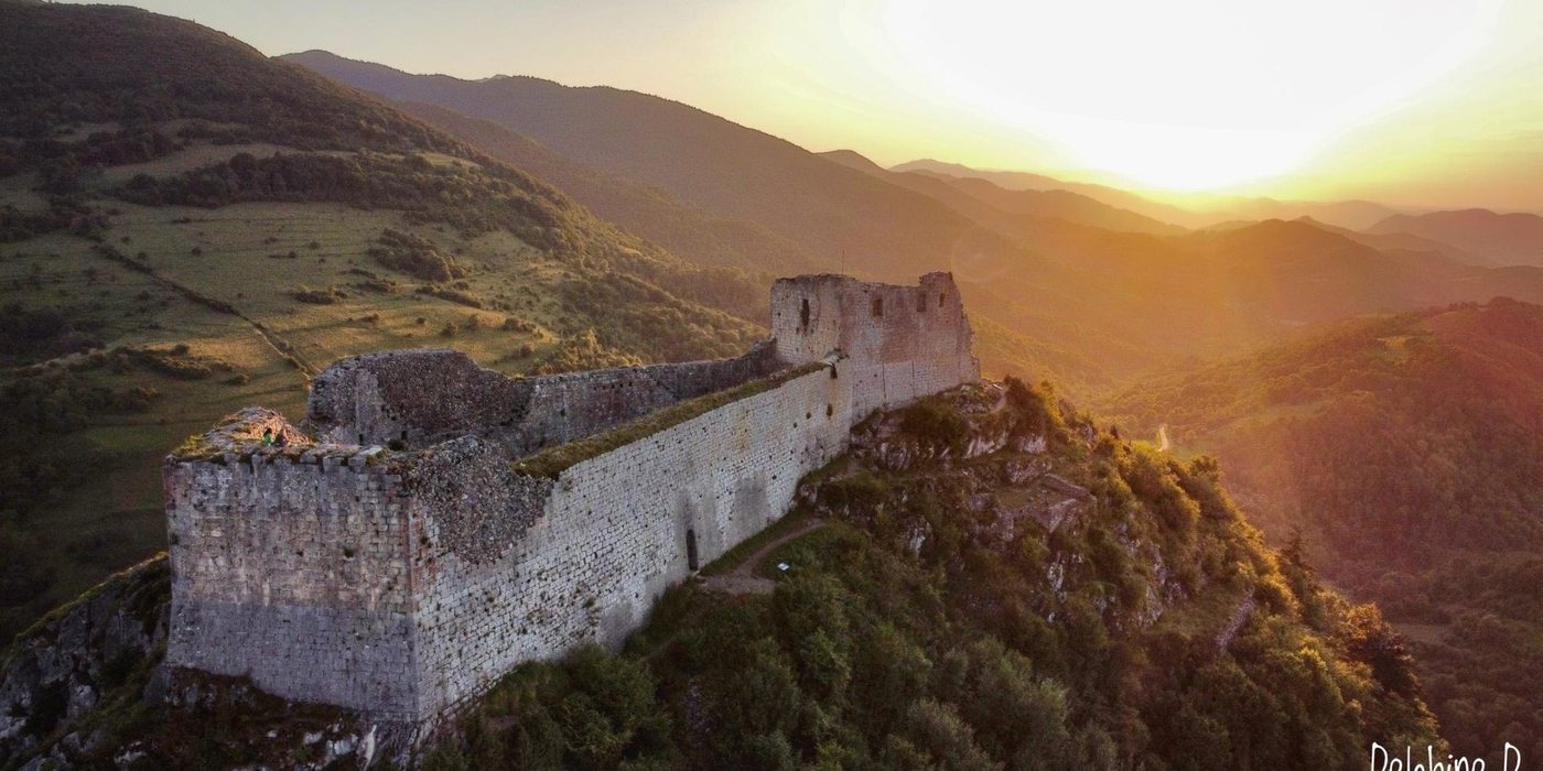 Les ruines du château de Montségur perchées sur leur piton rocheux dans l'Ariège, dernier bastion des Cathares