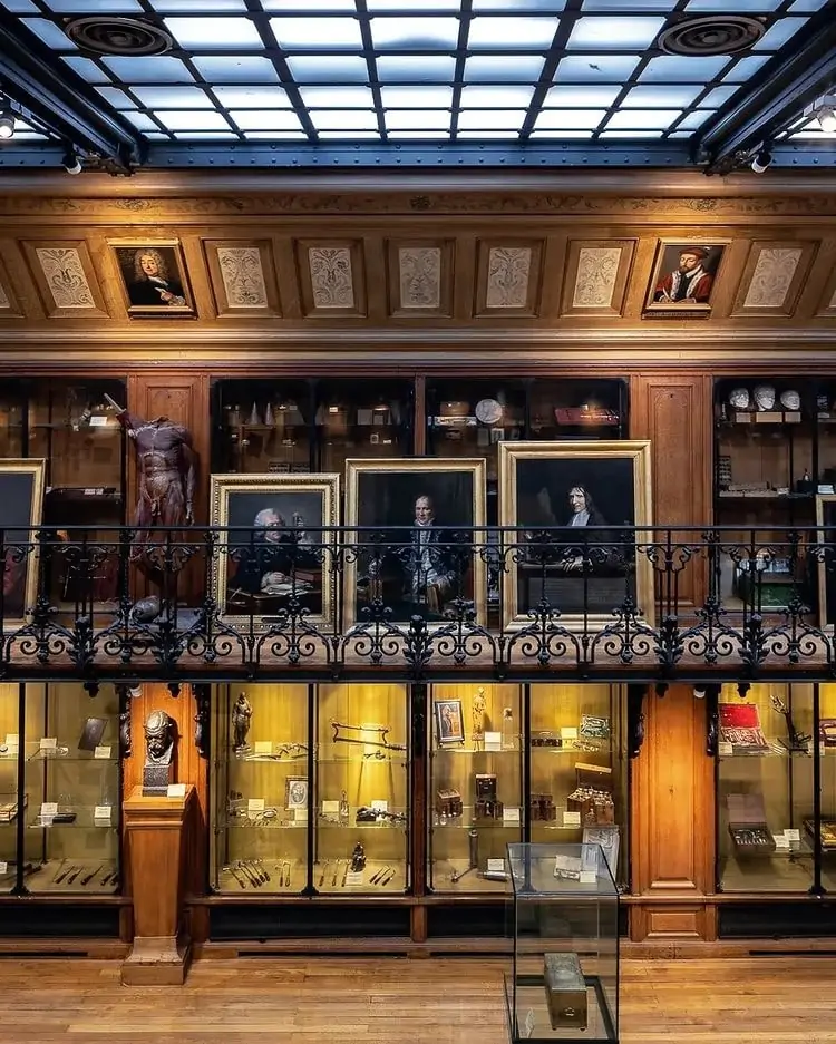 La salle ancienne du musée d'Histoire de la Médecine à Paris, ses vitrines d'instruments chirurgicaux d'époque