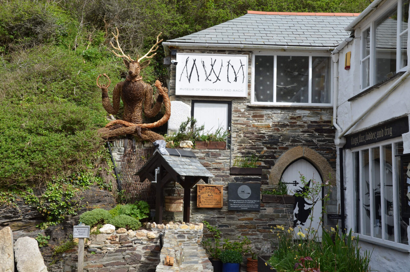 Le cottage blanc du Museum of Witchcraft and Magic, au bord du port de Boscastle, en Cornouailles