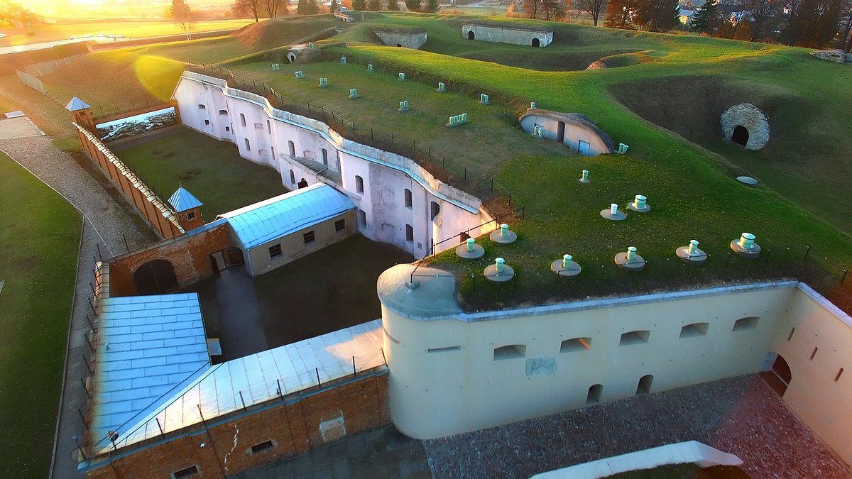 Le monument monumental du Neuvième Fort de Kaunas, haut de 32 mètres, dressé au-dessus des fosses communes