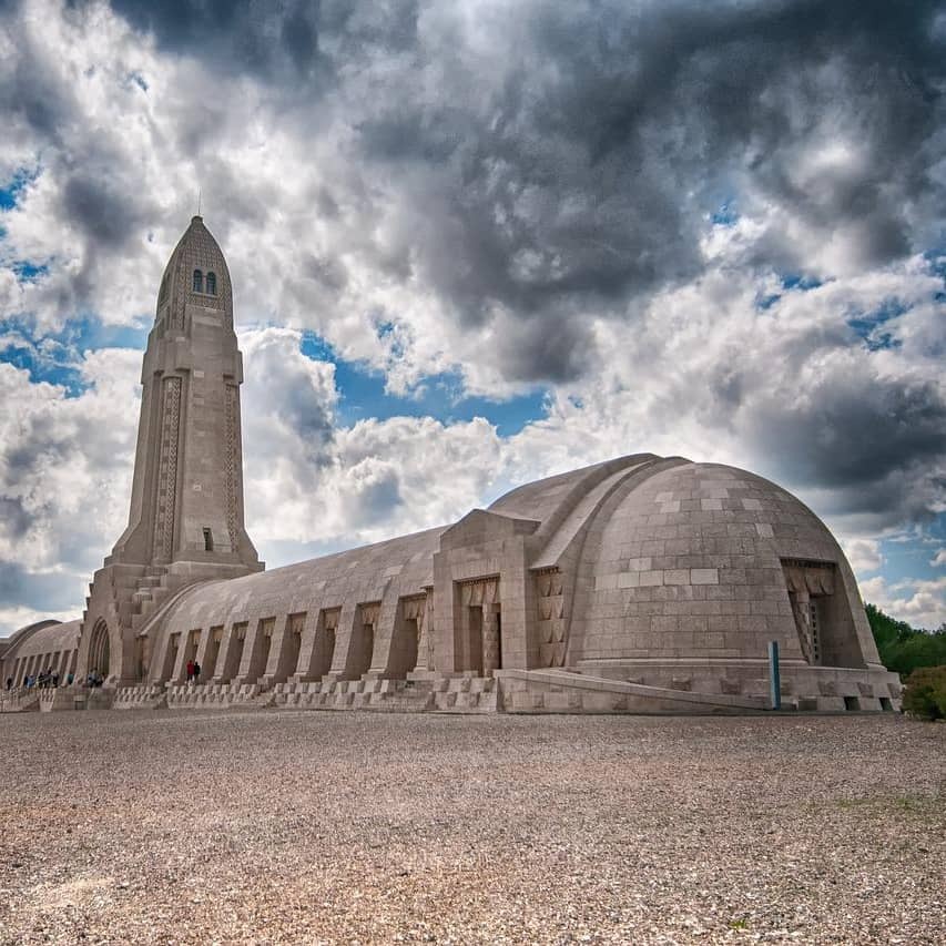 L'Ossuaire de Douaumont et sa tour-lanterne dominant le champ de bataille de Verdun, avec la nécropole nationale
